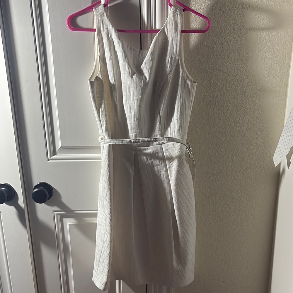Elegant White Sleeveless Dress